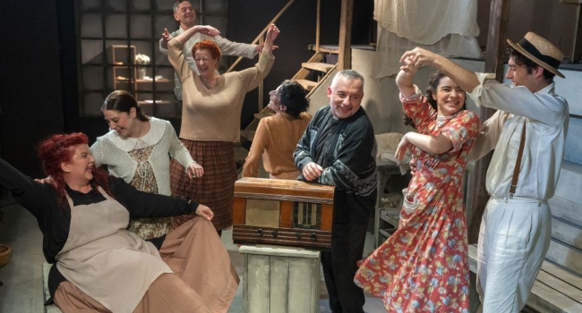 ΧΟΡΕΥΟΝΤΑΣ ΣΤΗ ΛΟΥΝΑΣΑ