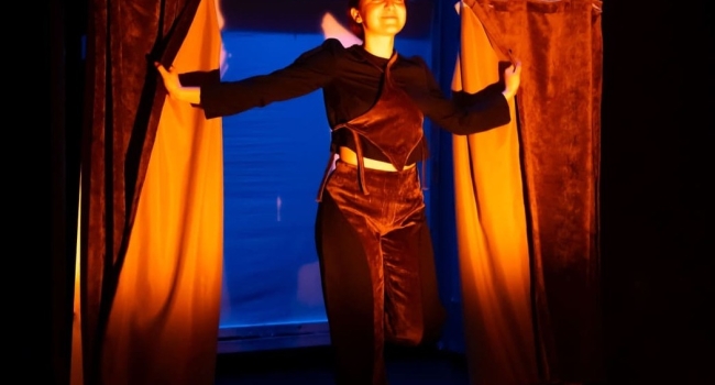 ΑΦΗΓΗΤΡΙΑ ΤΑΙΝΙΩΝ