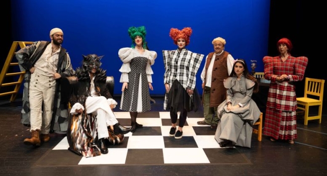 Η πεντάμορφη και το τέρας ή Πώς η Άννα φόρεσε τα τρία φουστάνια και μπήκε στα μυστικά δωμάτια