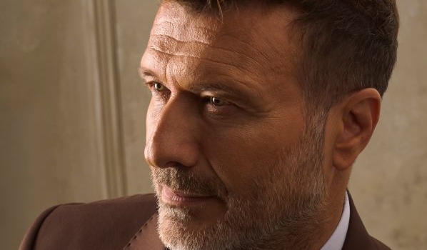 Ο ΓΙΑΝΝΗΣ ΠΛΟΥΤΑΡΧΟΣ ΜΑΣ ΠΑΡΑΣΥΡΕΙ ΜΕ ΤΗΝ ΚΑΘΗΜΕΡΙΝΟΤΗΤΑ ΤΟΥ