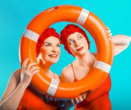 ΚΟΛΥΜΠΩΝΤΑΣ ΣΤΟΝ ΑΕΡΑ