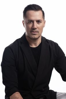 ΑΔΑΜ ΤΣΑΡΟΥΧΗΣ  Αυγουστιάτικο φιλί 
