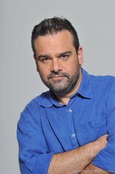 Δώρος Δημοσθένους L.O.V.E. Ταξιδεύοντας τον έρωτα στο χρόνο και τον κόσμο 