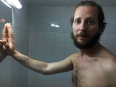 No man is an island entire of itself Πέντε δωμάτια | Μία περιπλάνηση 