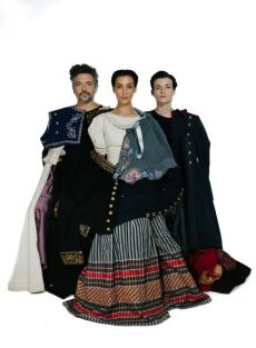 MANTΩ: la bella Greca-Αντίστεφάνου για όσους ζήσαν τολμηροί 