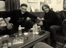 Ο  Μάκης Σεβίλογλου και ο Βασίλης Λέκκας συναντιούνται στο τραγούδι  Ναυαγός μονάχος 
