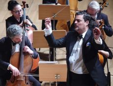 Ο Γιώργος Πέτρου διευθύνει Μίκη Θεοδωράκη 