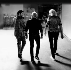 Queen + Adam Lambert   Live Around the World 