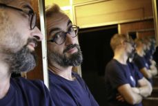 ΘΑ ΠΕΣΟΥΝ ΟΙ ΜΑΣΚΕΣ 