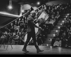Stand Up Therapy  Από*Μηχανής Άνθρωπος 