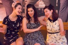 Les Trois Femmes Swinging on the Train ταξίδι στη χρυσή εποχή του Μεσοπολέμου 
