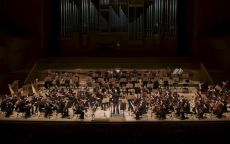 Η Ντόρα Μπακοπούλου και η Catherine Larsen-Maguire με την Underground Youth Orchestra 